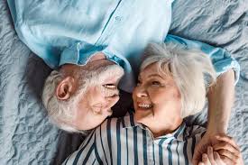 couple heureux au lit
