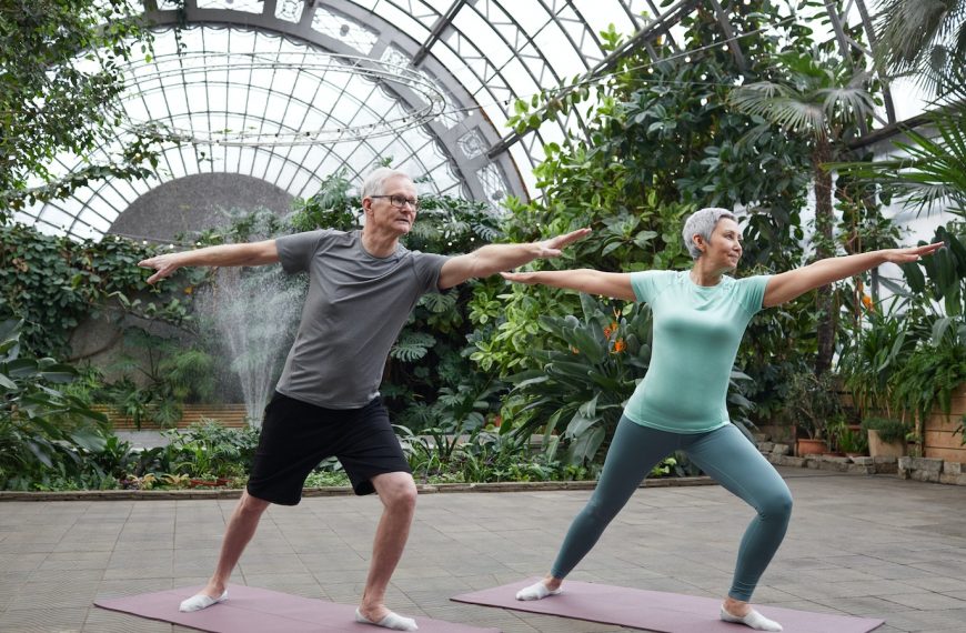 Les bienfaits du Yoga après 50 ans: Une pratique essentielle pour une vie équilibrée et sereine
